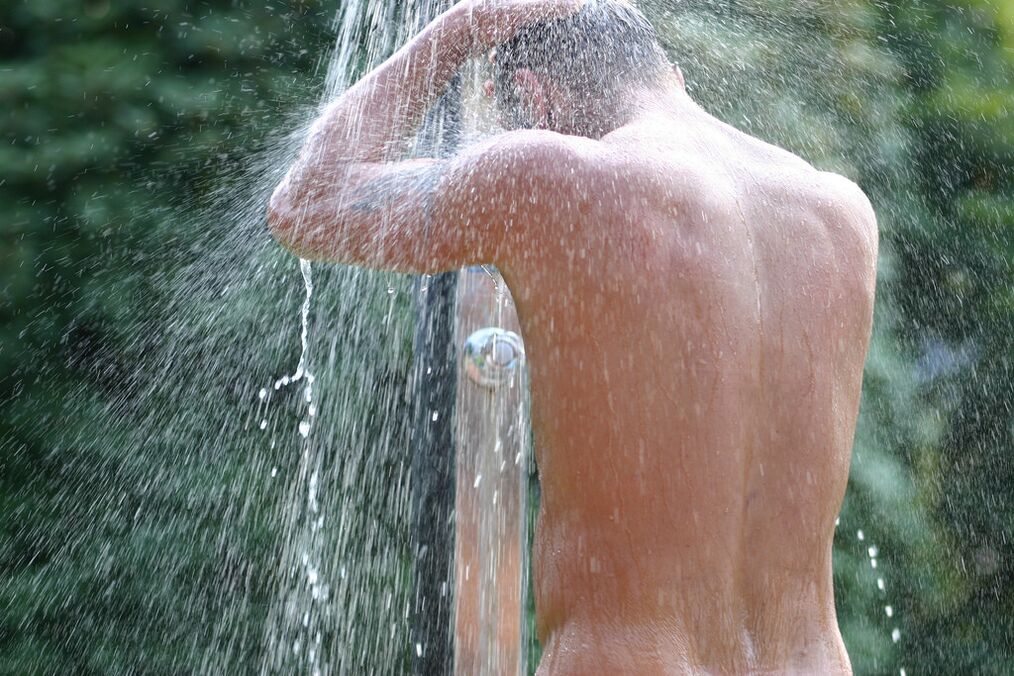 Human sa pagkaligo sa soda, ang usa ka lalaki kinahanglan nga mag-cool shower. 