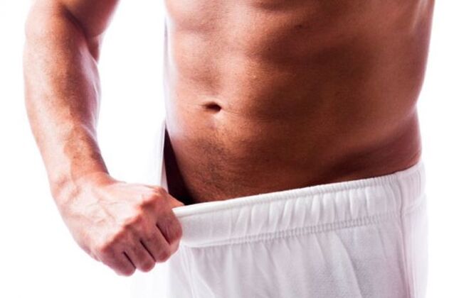 lalaki nga nag-assess sa gidak-on sa penis